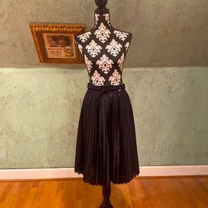 Nike pleaded calf-length black skirt